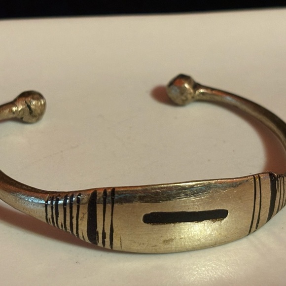 Jewelry - Sale‼️ Silver and Black Patterned Cuff Bracelet 💚